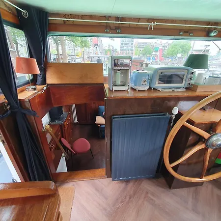 Houseboat Ботель