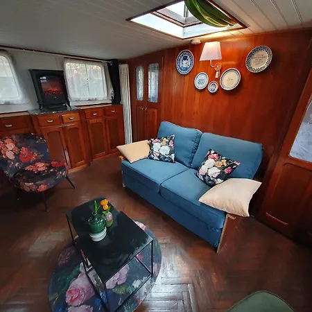 Botel Houseboat *